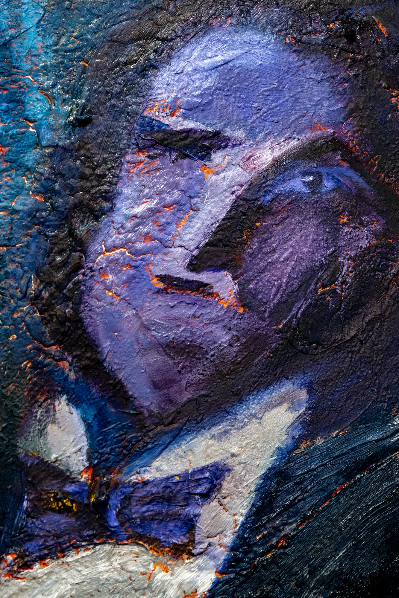 Upright close view of the violet head in profile, its features cut in with dark strokes and lit orange along the cracks.